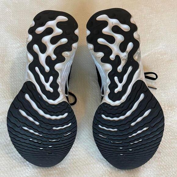 Black Nike Reacts Infinity Flyknit - Picture 4 of 4